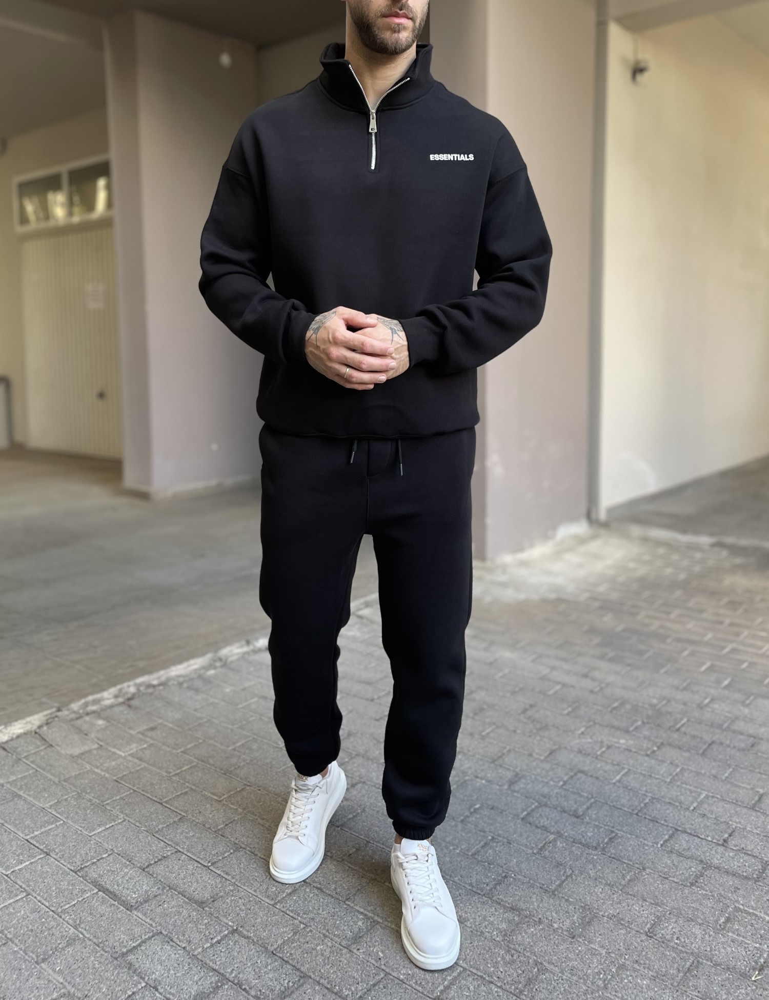 Ανδρικό μαύρο φούτερ με μισό φερμουάρ και λογότυπο στο στήθος ES26003 φωτογραφία